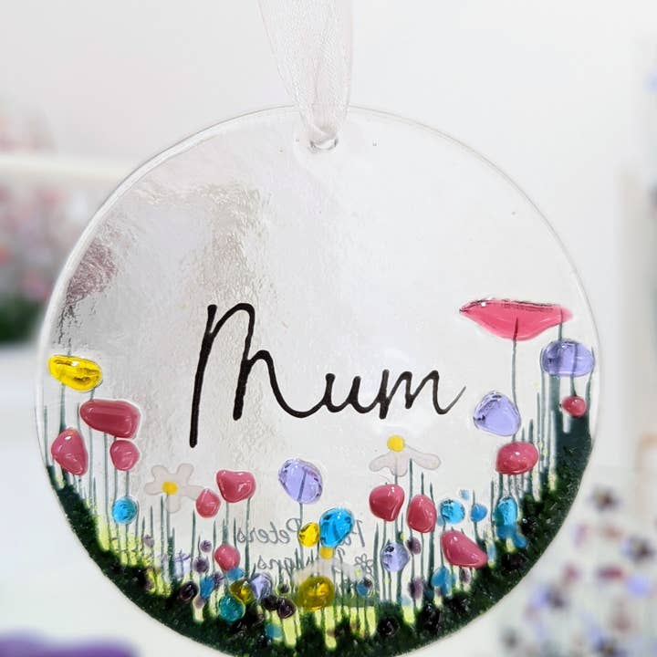 Decorazione da appendere in vetro fuso fatta a mano - «Mamma» per la vendita all'ingrosso da parte di Pam Peters Designs
