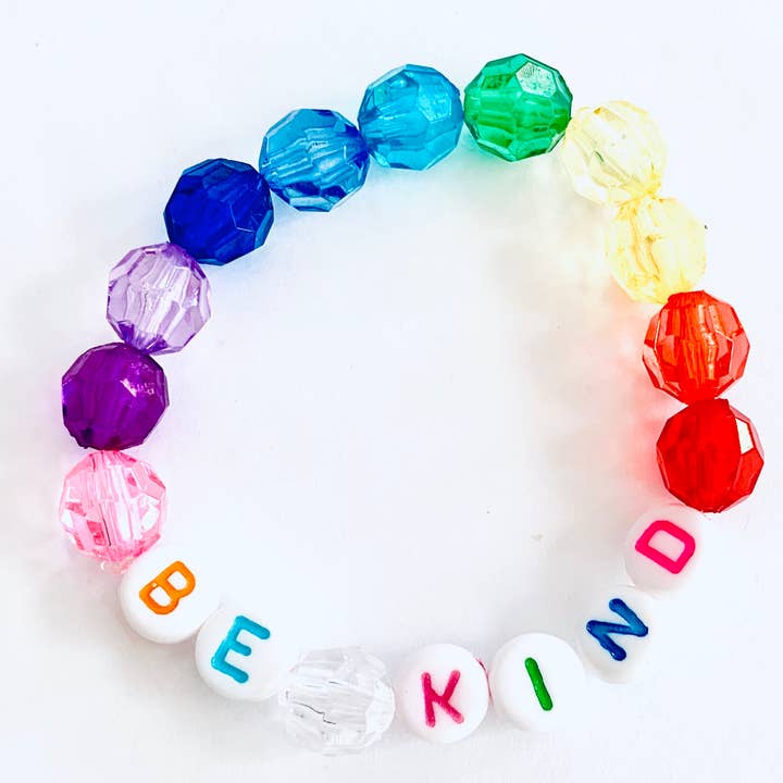 Bracelete artesanal Be Kind Rainbow frisado por atacado de Sadie’s Moon