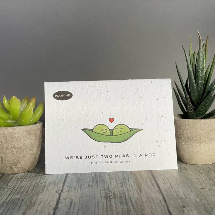 Carte de vœux à planter « Nous sommes juste deux pois dans une capsule » pour la vente par Plantable Greetings
