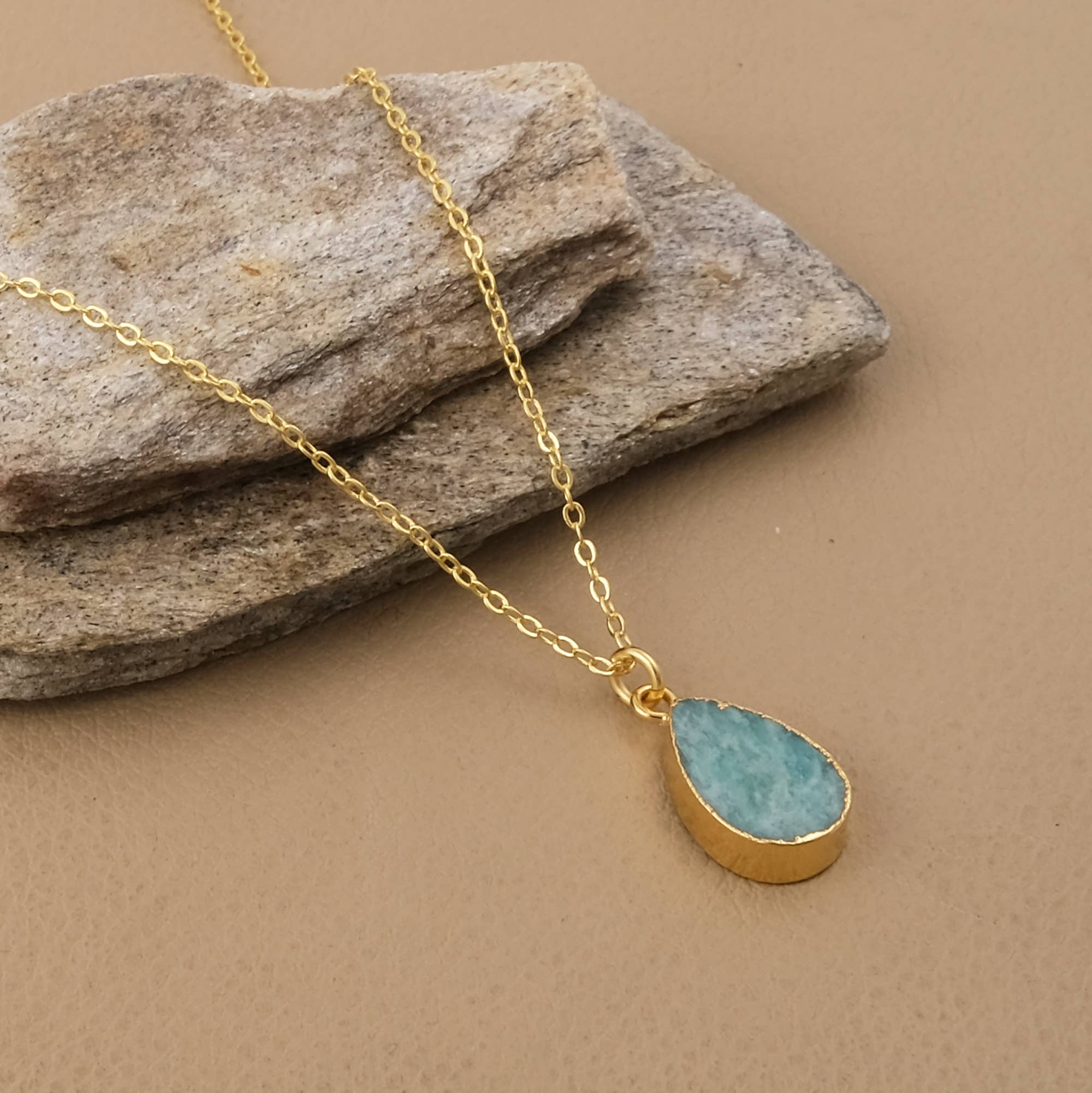 El Joyero – Engroshandel Halskæde med vedhæng – Amazonit-halskæde med guldbelagt kæde og vedhæng2