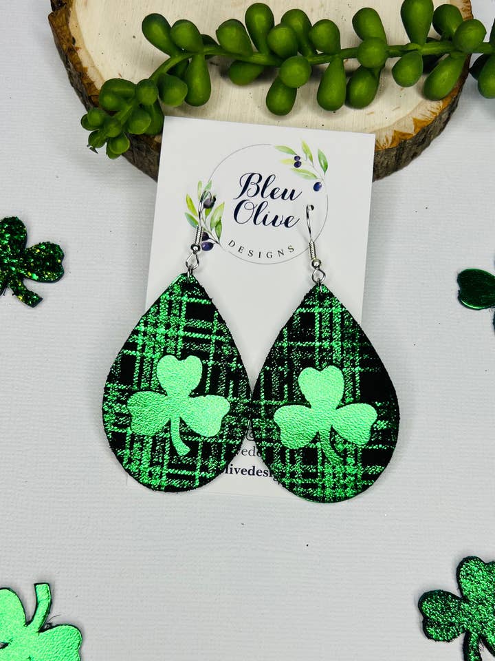 Boucles d'oreilles en cuir à carreaux St Patty ☘️ pour la vente par Bleu Olive Designs