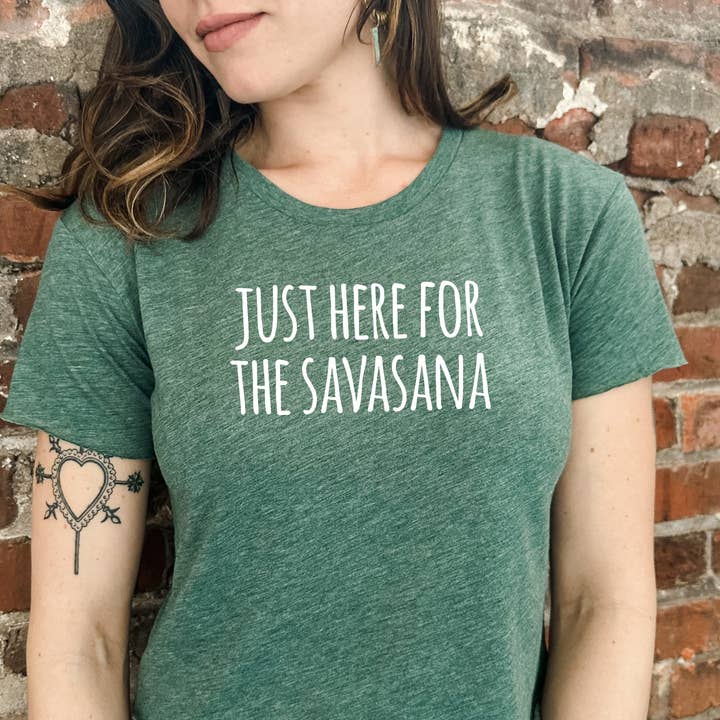 Moonlight Makers - Vendita all'ingrosso Maglietta serigrafata - Donna - Here for the Savasana - T-shirt corta da donna - Yoga, Yogi1