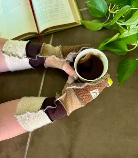 Jax Upcycled - Wholesale Handschoenen - Dames - Upcycled van trui bruin en crème vingerloze handschoenen1