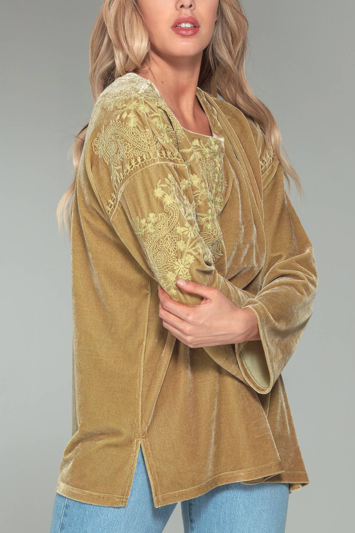 Paparazzi - Venta al por mayor Blusa - Mujer - Top de terciopelo elástico con bordado tonal en hombro 1321-MAT7