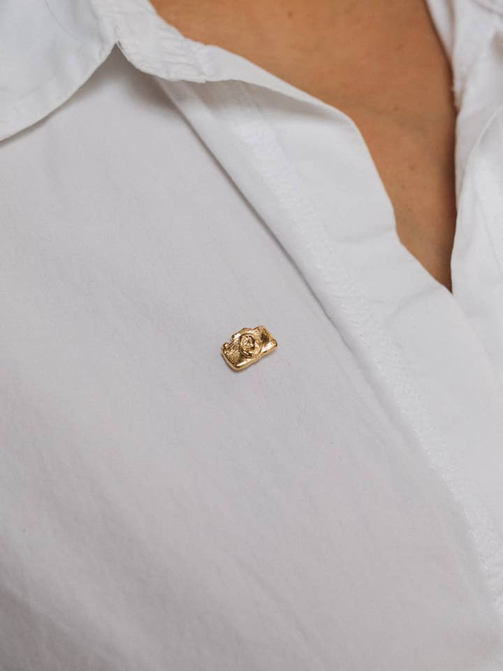 Broche pour appareil photo en métal doré pour la vente par Câpâ