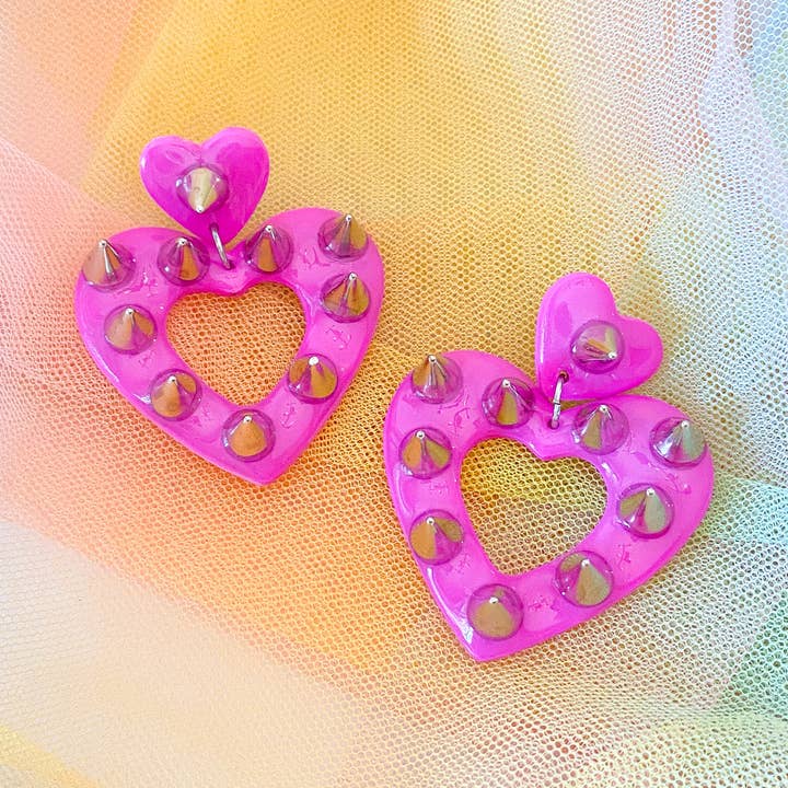 Brincos pendentes de argila de polímero de coração punk cravejado em rosa choque por atacado de Night Moves Atelier