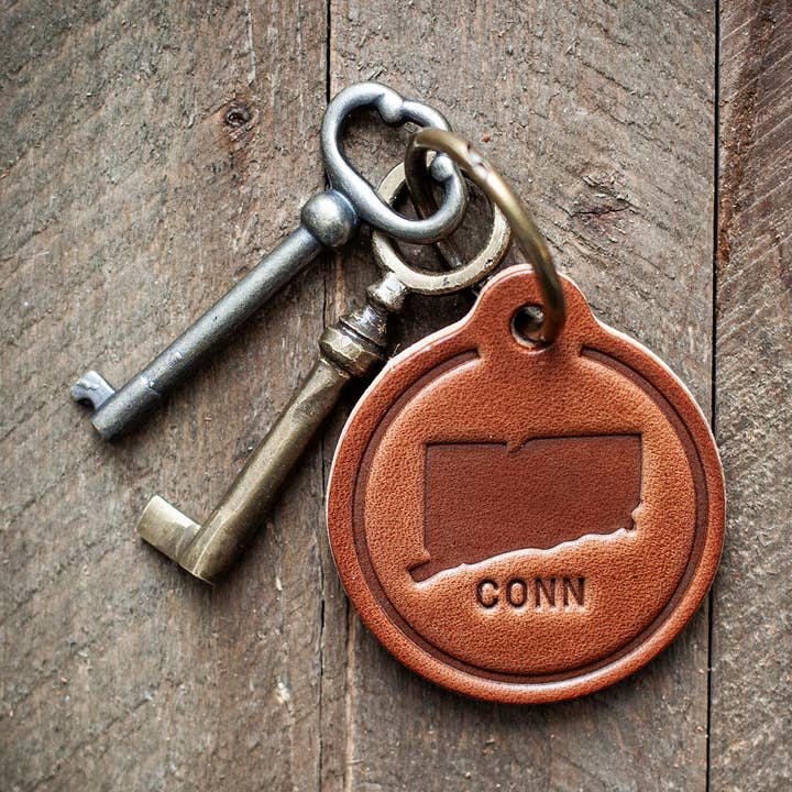Porte-clés rond en cuir avec silhouette de l'État du Connecticut pour la vente par Sugarhouse Leather