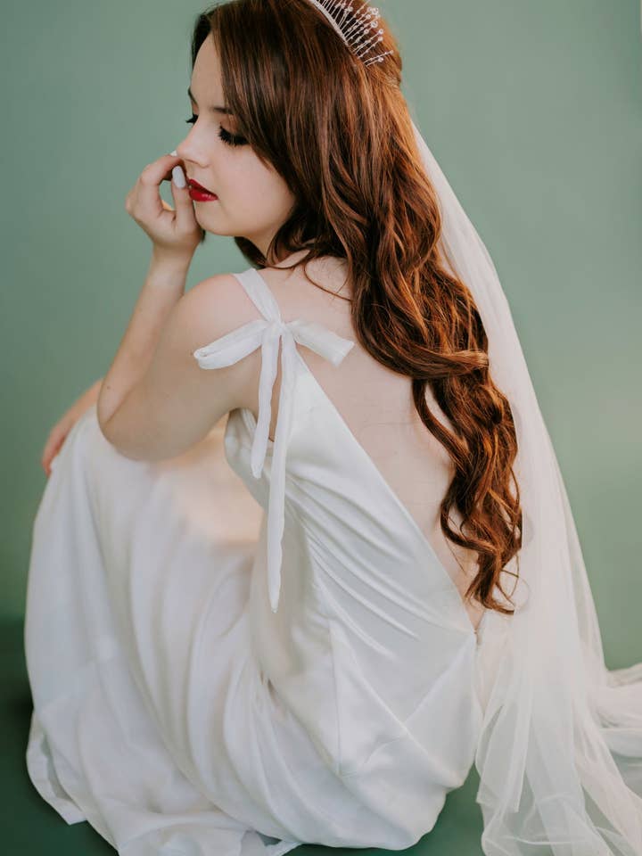 Celeste-jurk | Eenvoudige en elegante bruiloft | Minimalistische zijde voor wholesale door Rose Red Bridal