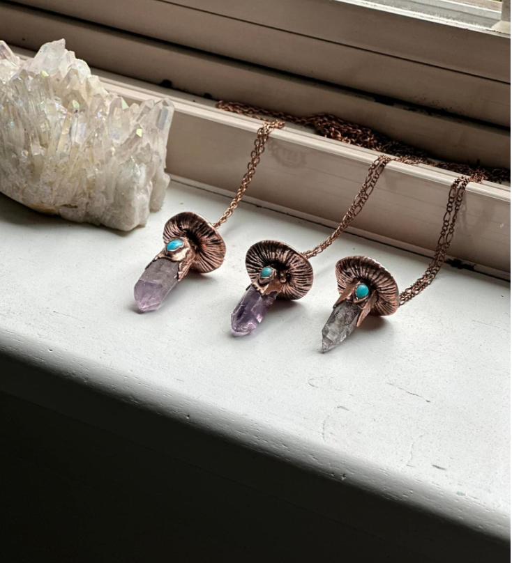 Gratefully Dreaming - Vendita all'ingrosso Collana con ciondolo/pendaglio - Collana in Rame con Ametista e Fungo con Cristallo di Turchese1