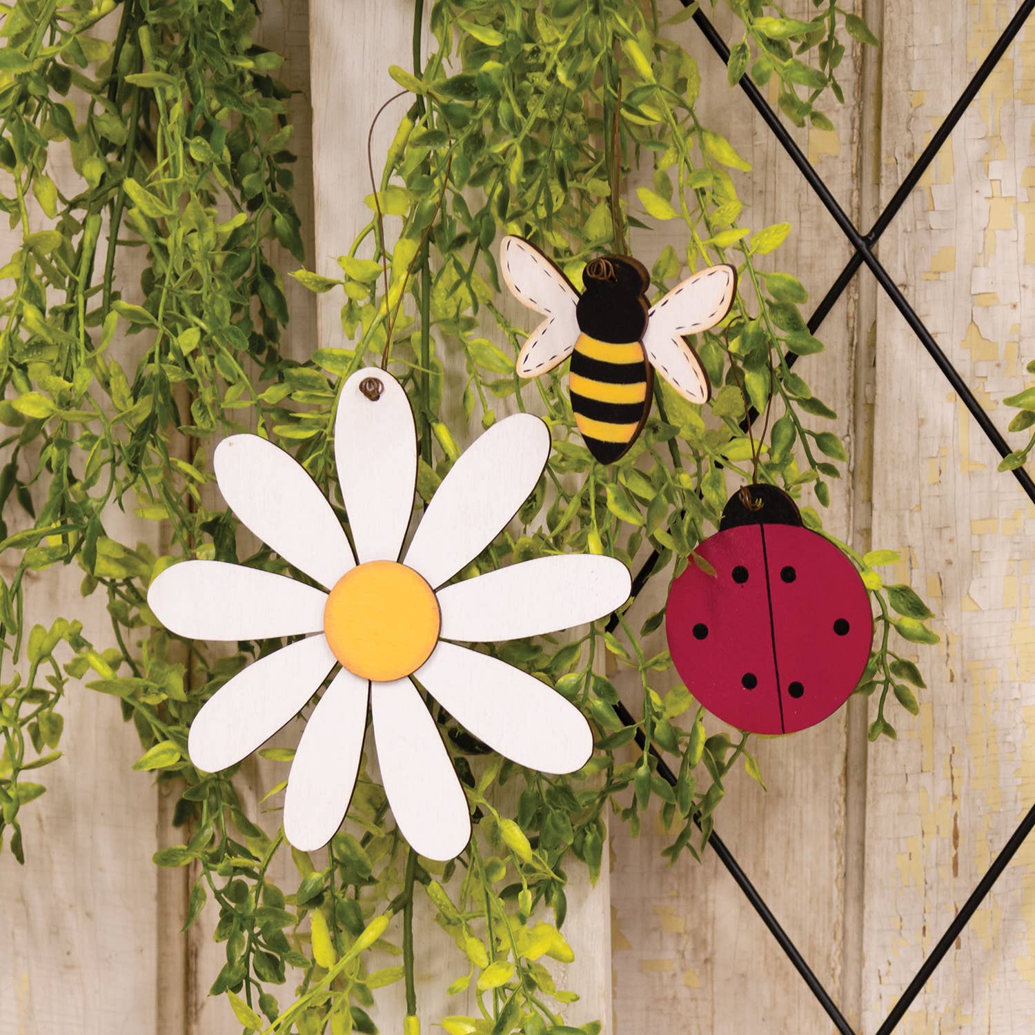 The Hearthside Collection - Wholesale Ornament - 3/Set - Ladybug Bee & Daisy Ornaments1