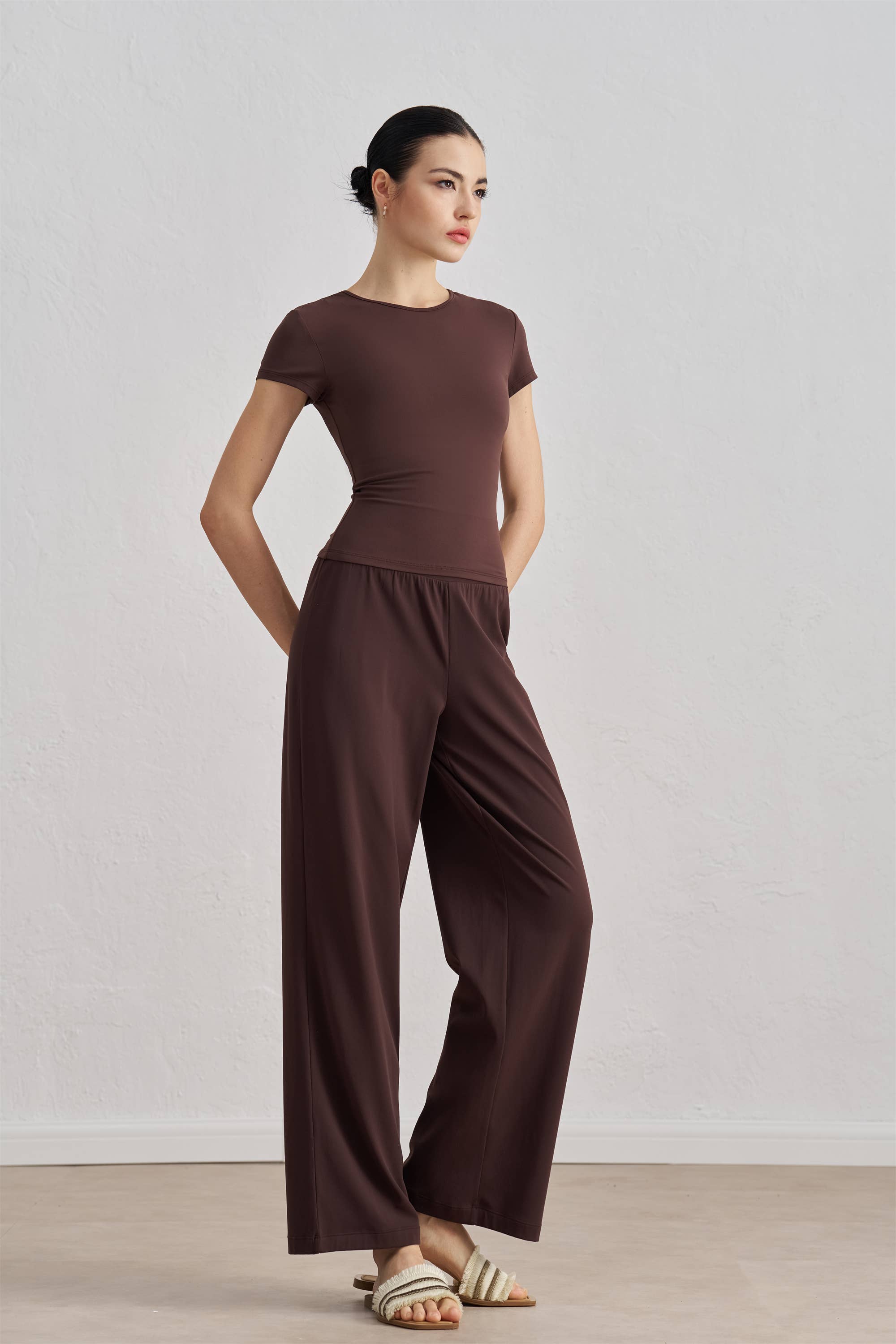 91thelabel - Vente Haut de sport – femme - T-shirt de sport sculpté à col rond et manches courtes Tessa1