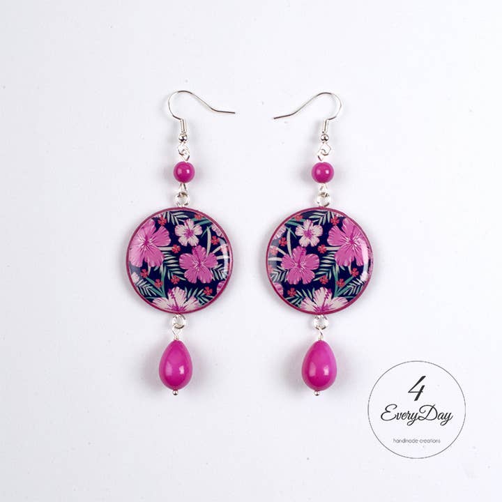 Boucles d'oreilles en bois et résine - Fleurs fuchsia sur fond noir pour la vente par 4everyday Handmade