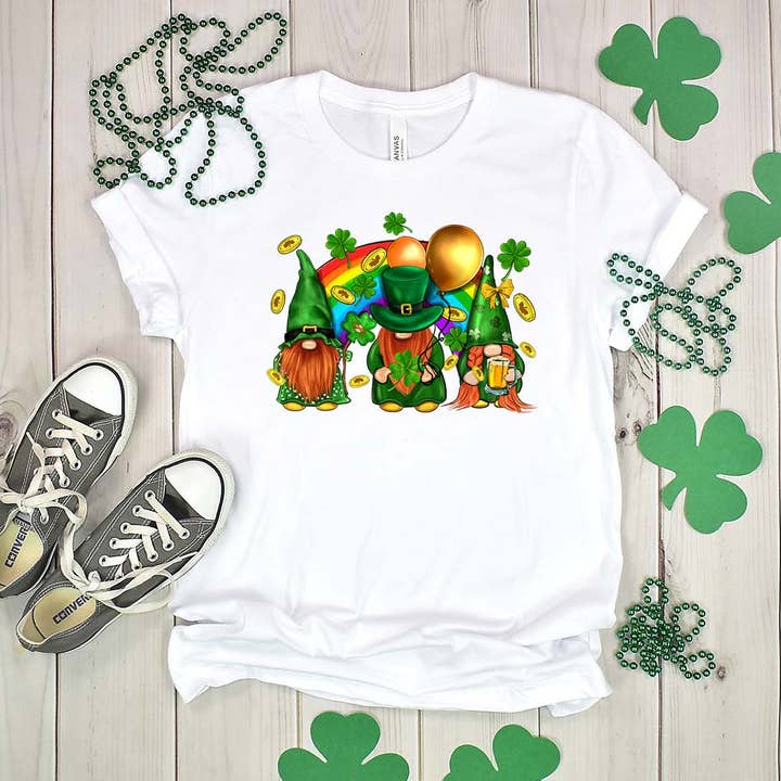 Maglietta per il giorno di San Patrizio con gli gnomi con arcobaleno per la vendita all'ingrosso da parte di Sights Ink