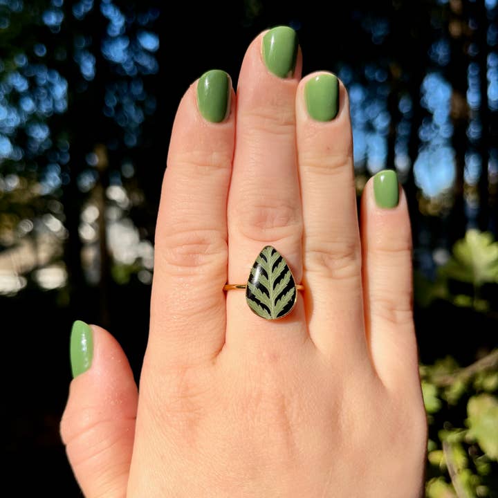 Großer Ring aus echtem Farn in Tropfenform (schwarze Rückseite) für den Großhandel von Wild by Design