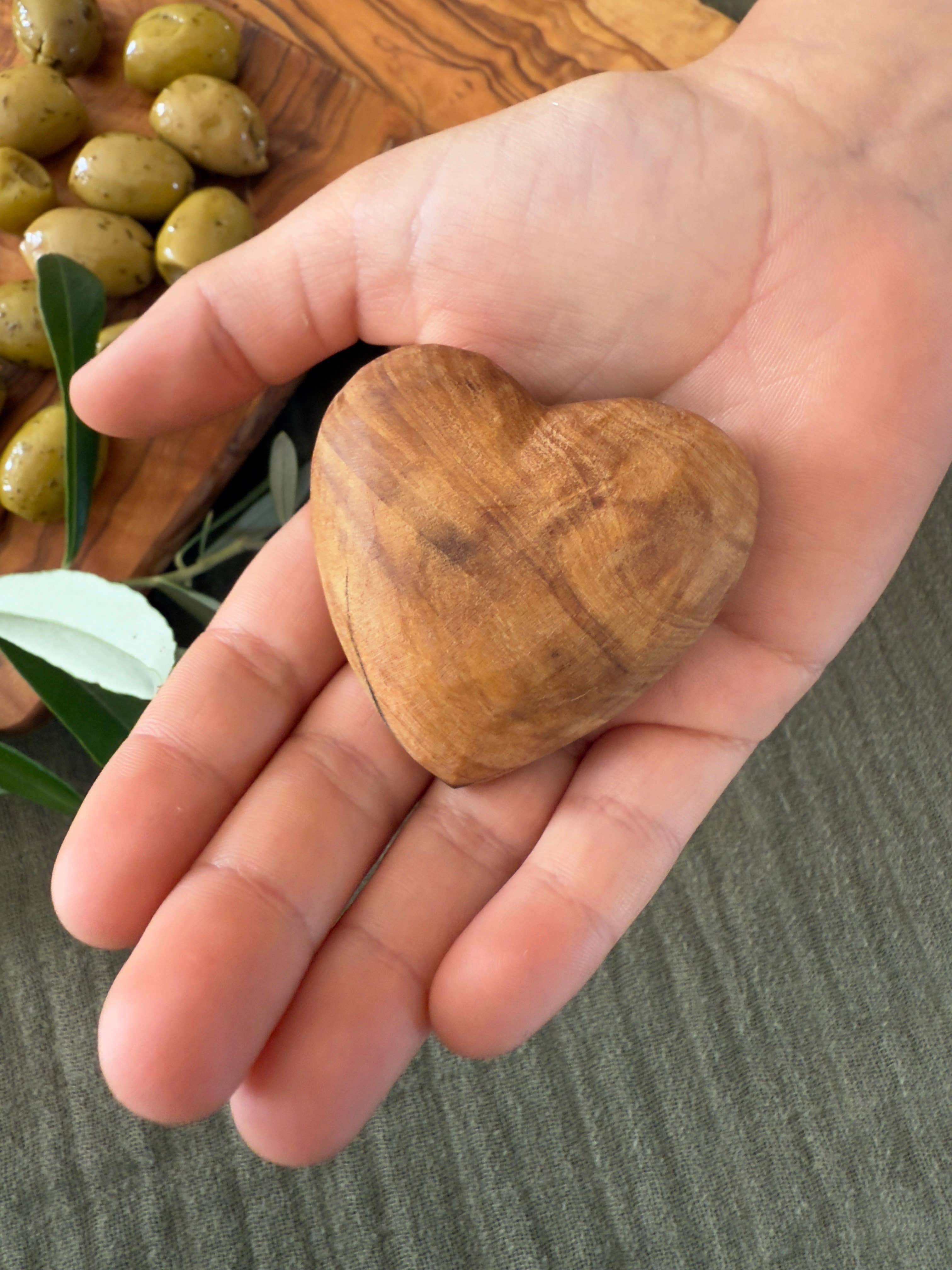 ZINE & LYNE - Wholesale Decorative Tabletop Object - decorative heart in olive wood3