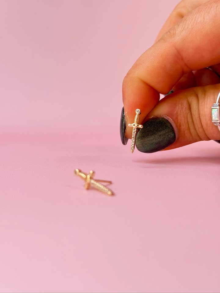 Sword Stud Örhängen - Kraftiga, Roliga, Knäppiga för wholesale av Golden Hour Designs