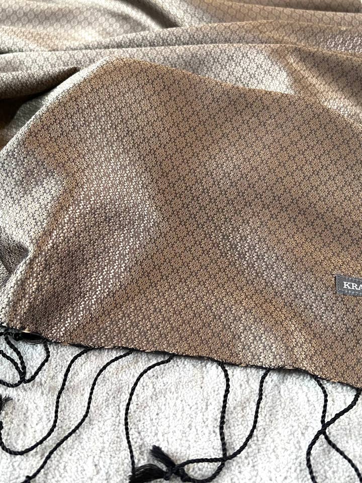 Der Krama Jasmin Topas in seiner Palmblatthülle - Frau für den Großhandel von Krama Heritage