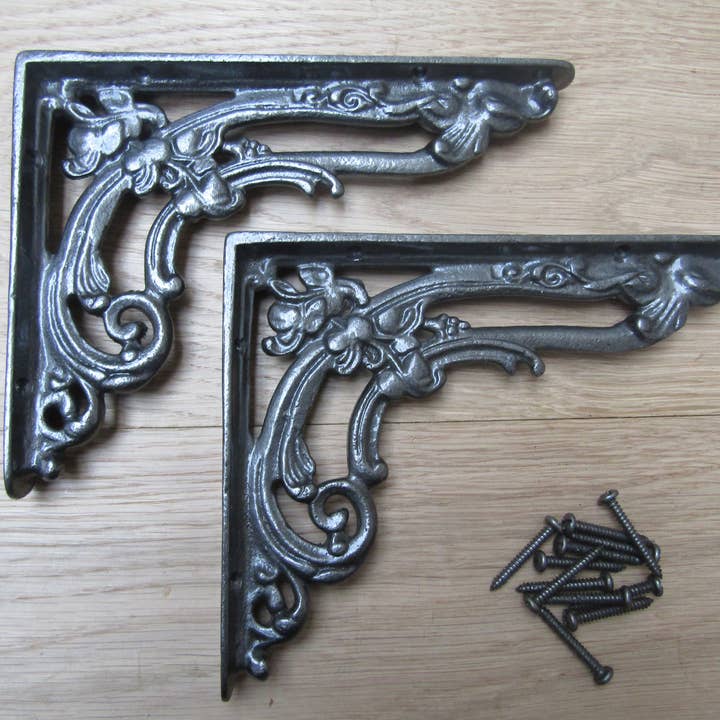 Paire de supports d'étagère floraux de 8 po en fer antique pour la vente par IronmongeryWorld