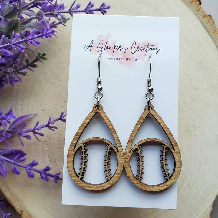 Boucles d'oreilles en bois teinté en forme de larme de baseball et de softball pour la vente par A Glamper's Creations LLC