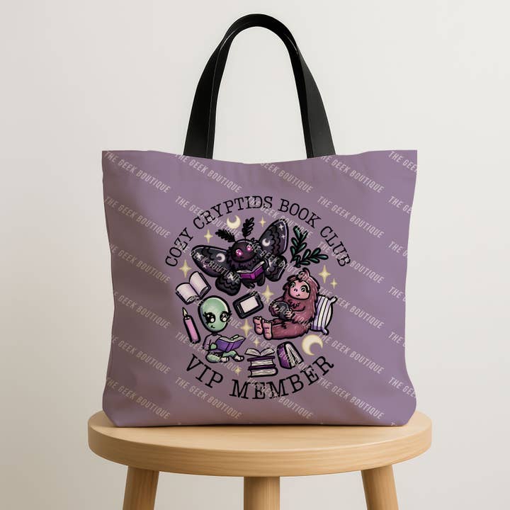 Grand sac fourre-tout à fermeture éclair de la bibliothèque du club de lecture Cozy Cryptid pour la vente par The Geek Boutique