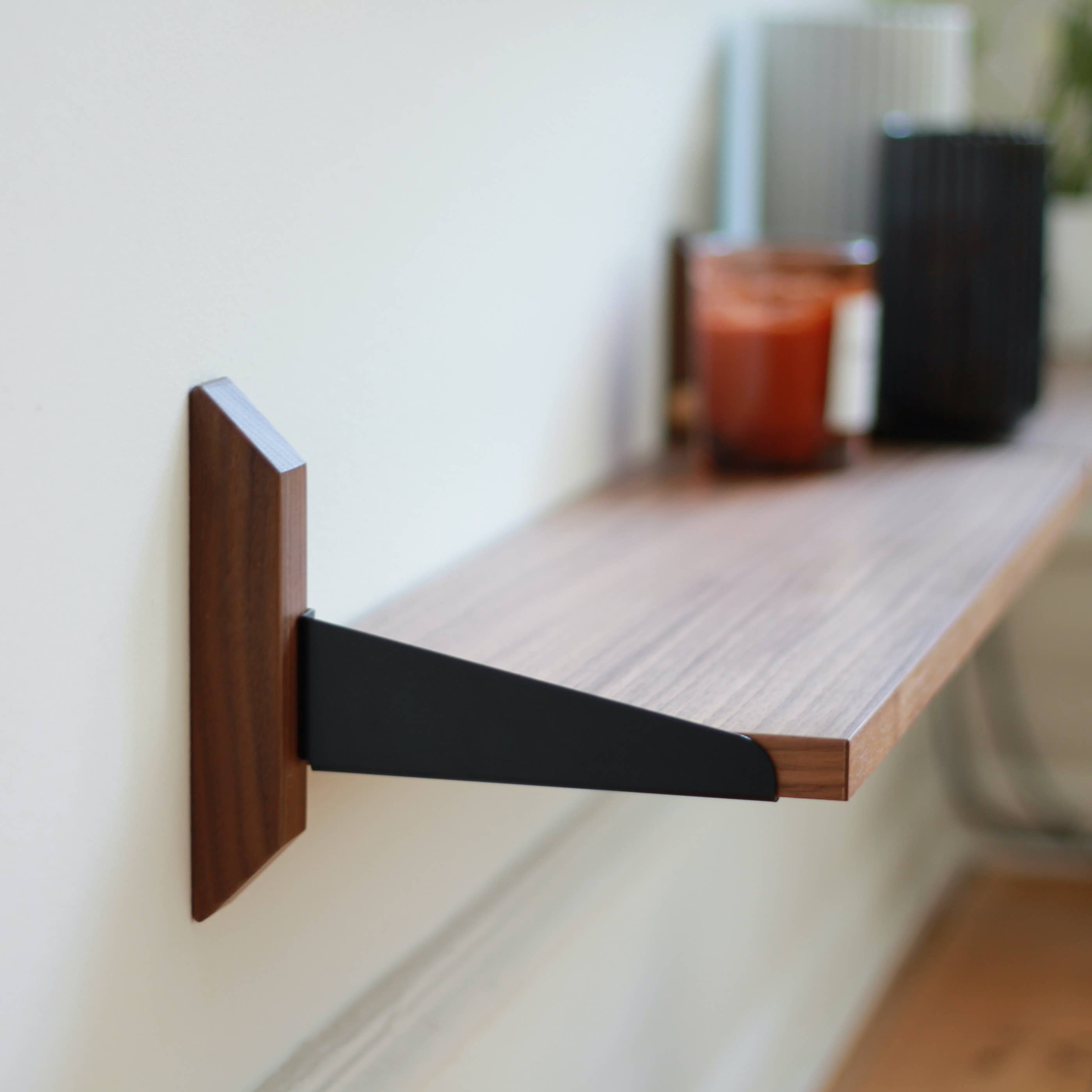 Cday ApS – Großhandel Wandregale – MITTELGROSSES REGAL - NUSSBAUM & SCHWARZ1