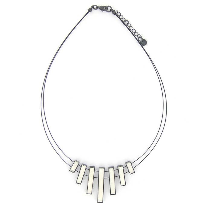 halskæde i skal i harpiks for engroshandel hos Culture Mix