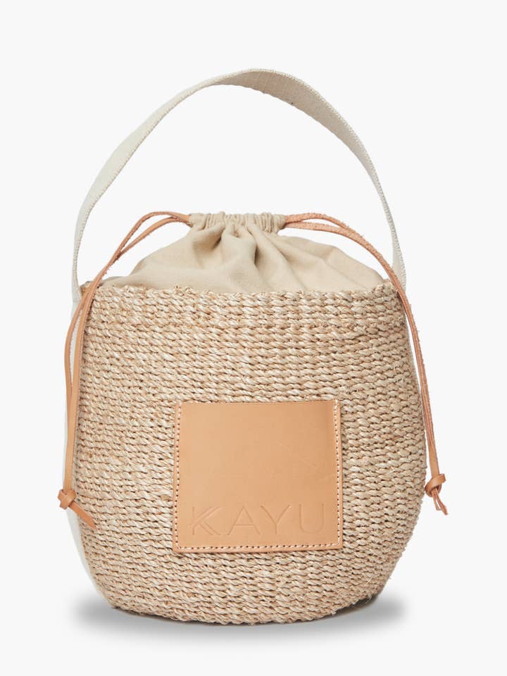 Sac à main Mila en paille d'abaca tissée avec logo embossé pour la vente par Kayu