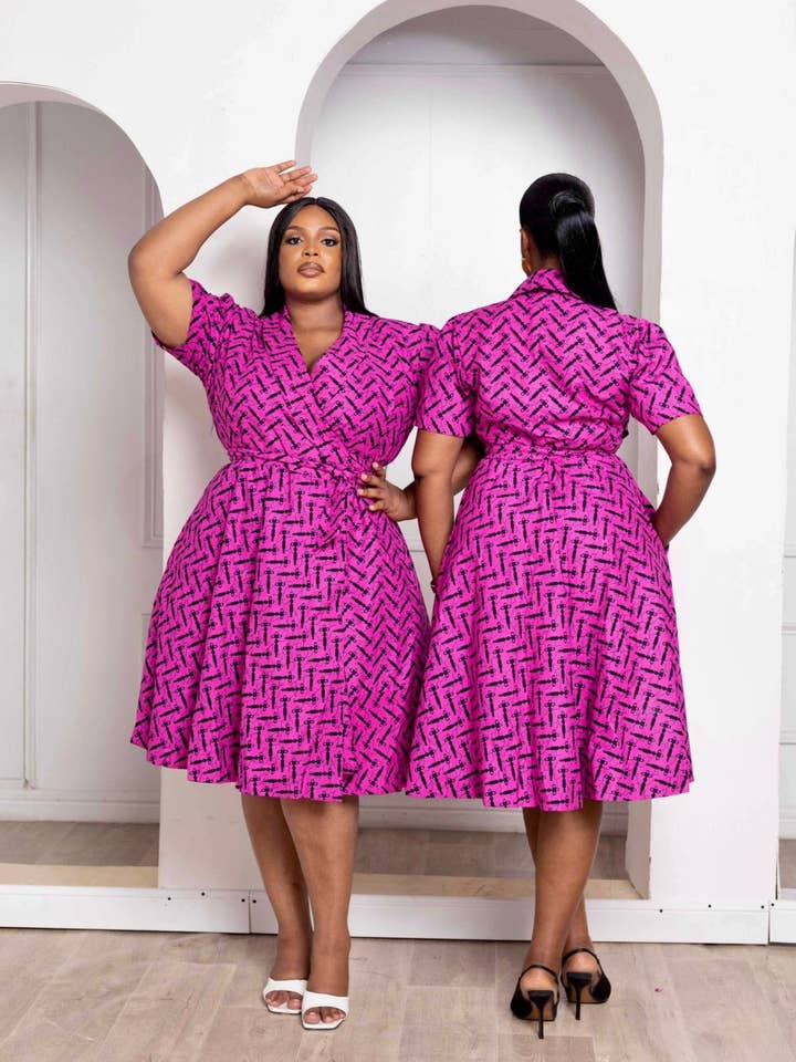 Neues Wickel-Midikleid mit afrikanischem Aufdruck - Krysella für den Großhandel von CUMO London