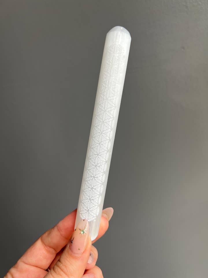 Bacchetta di selenite con fiore della vita per la vendita all'ingrosso da parte di Sapphire & Sage