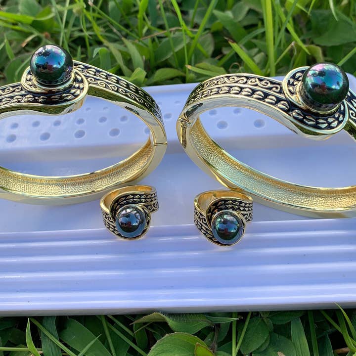 Anela's Jewelry - Vente Bracelet jonc - Bracelet en or Hamilton tourbillonnant tribal polynésien avec perle de paon4