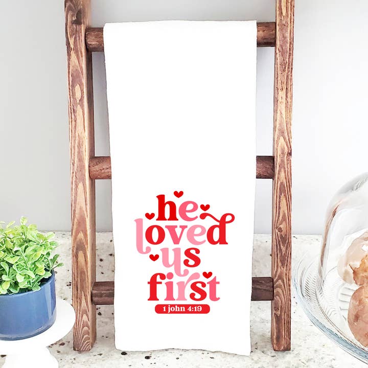 Torchon de cuisine He Loved Us First, verset de la Bible, Christian pour la vente par Henry and Hannah