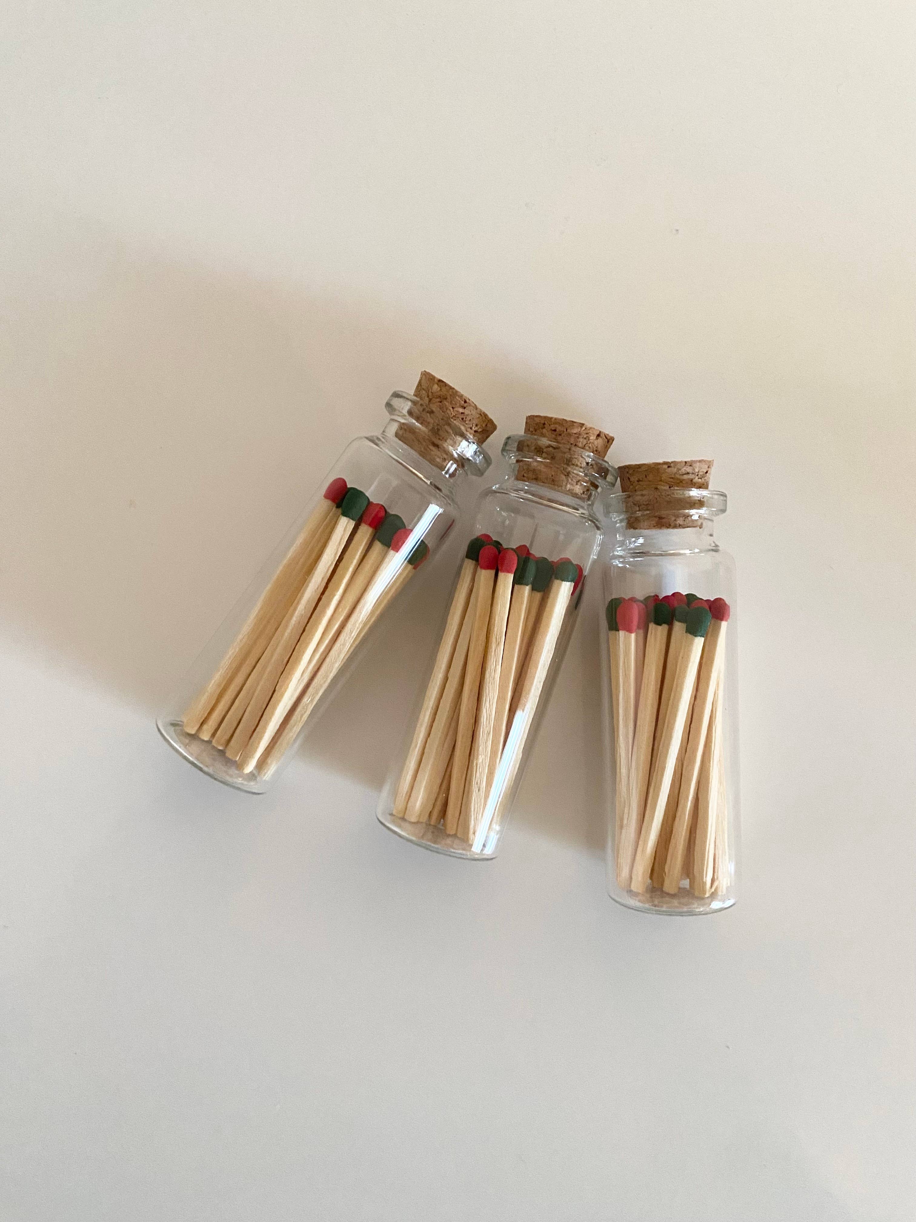 Candle Cabana – wholesale Tändsticka – 25 julfärgade tändstickor med färgade ändar i glasflaska med kork och tändyta1