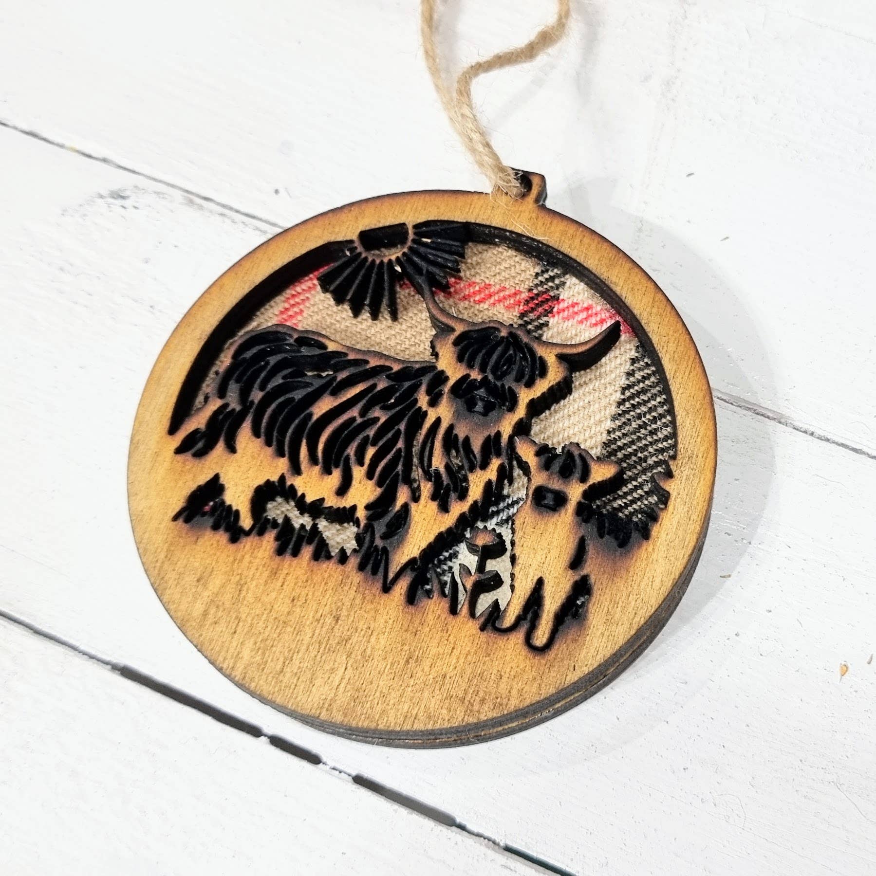 Wildflower Designs - Vente Décoration de Noël - Boule en bois avec vache Highland à tartan, tissu écossais pour Noël1
