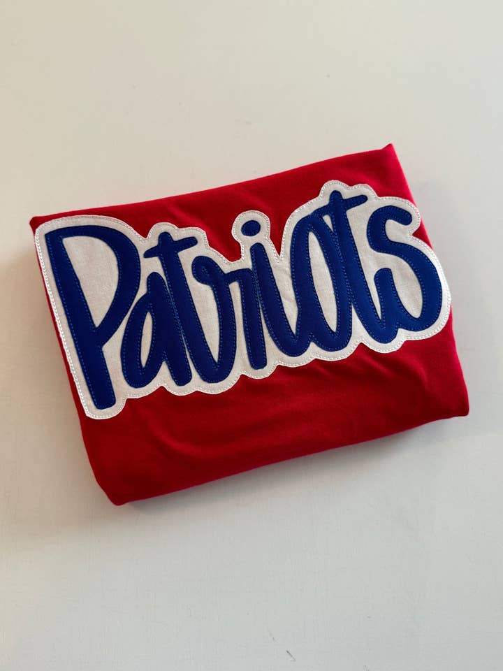 Patriots Broderet Maskot T-shirt for engroshandel hos Sweet Carolines Boutique