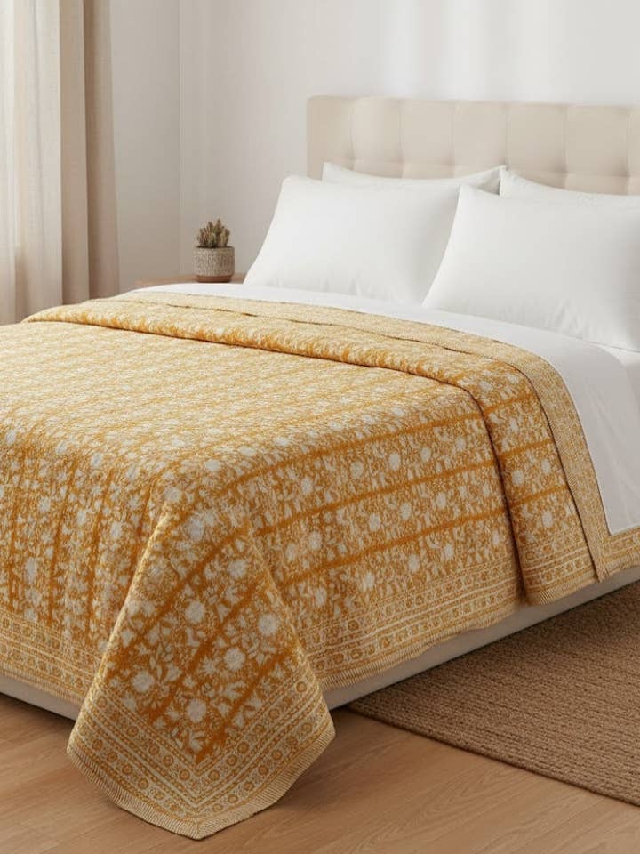 Økologisk blødt bomuldsblomstret quilt håndlavet i Jaipur for engroshandel hos Akshu & Ameirah