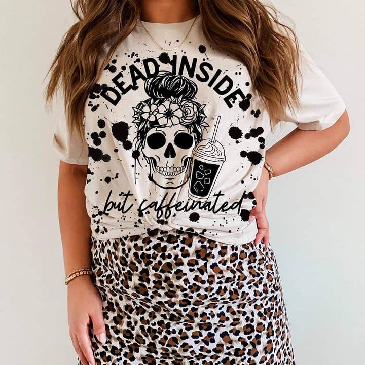 Dead Inside Men koffeinholdige Trendy Tshirt | Paint Splattered Shirt | Kaffe Lover Tshirt | Mor Bun Skull Tee | Mor Life Shirt | Kvinders Top for engroshandel hos Rad & Cove