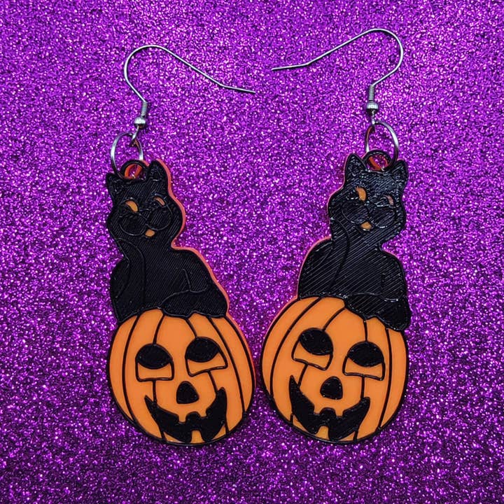 Boucles d'oreilles vintage en forme de chat d'Halloween moulées par soufflage et imprimées en 3D pour la vente par Printy Vibes