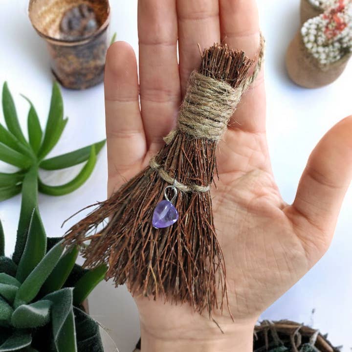 Escoba de bruja con amuleto y otras tendencias de Resultados para escobas y trapeadores al por mayor. Devoluciones gratuitas y condiciones de pago a 60 días en Faire en Faire.