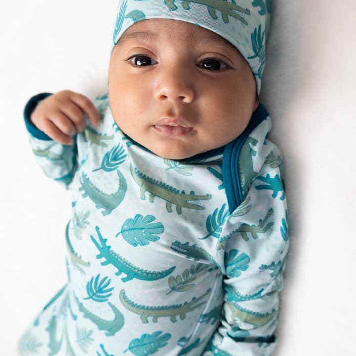 Verde Conjunto de vestido e chapéu de bambu mais tarde Gator Alligator para recém-nascidos para venda a revendedores na Faire1