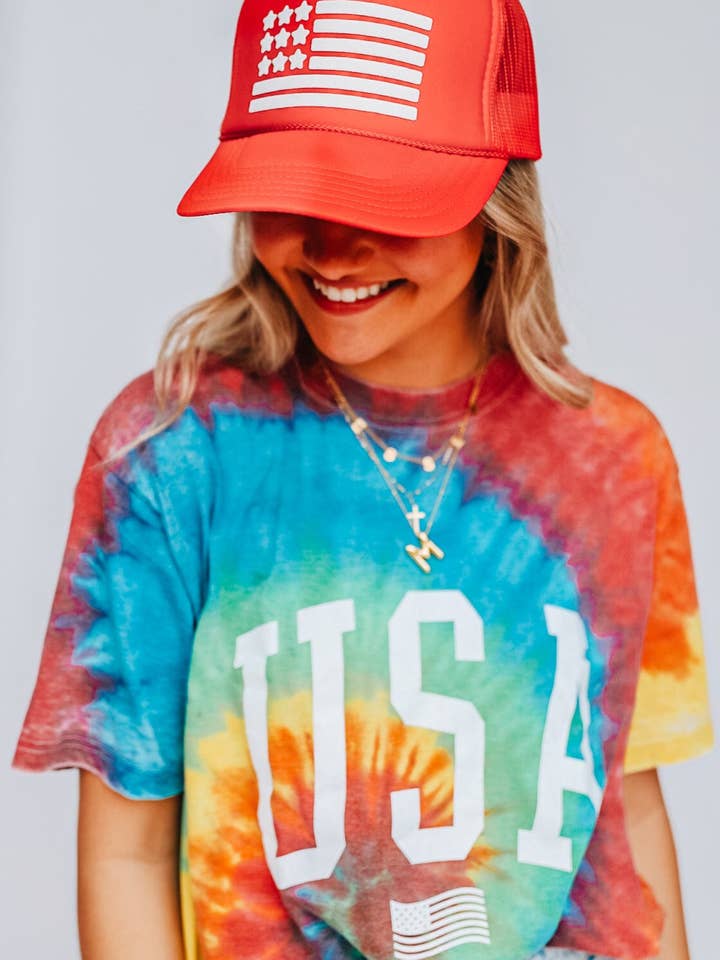 Chapeau de camionneur rouge avec drapeau pour la vente par Southern Bliss Co.