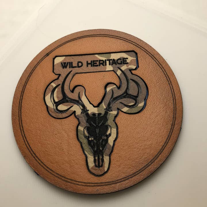 Wild Heritage Deer Skull Patch Äkta Läder/Camo för wholesale av Wild Heritage Apparel