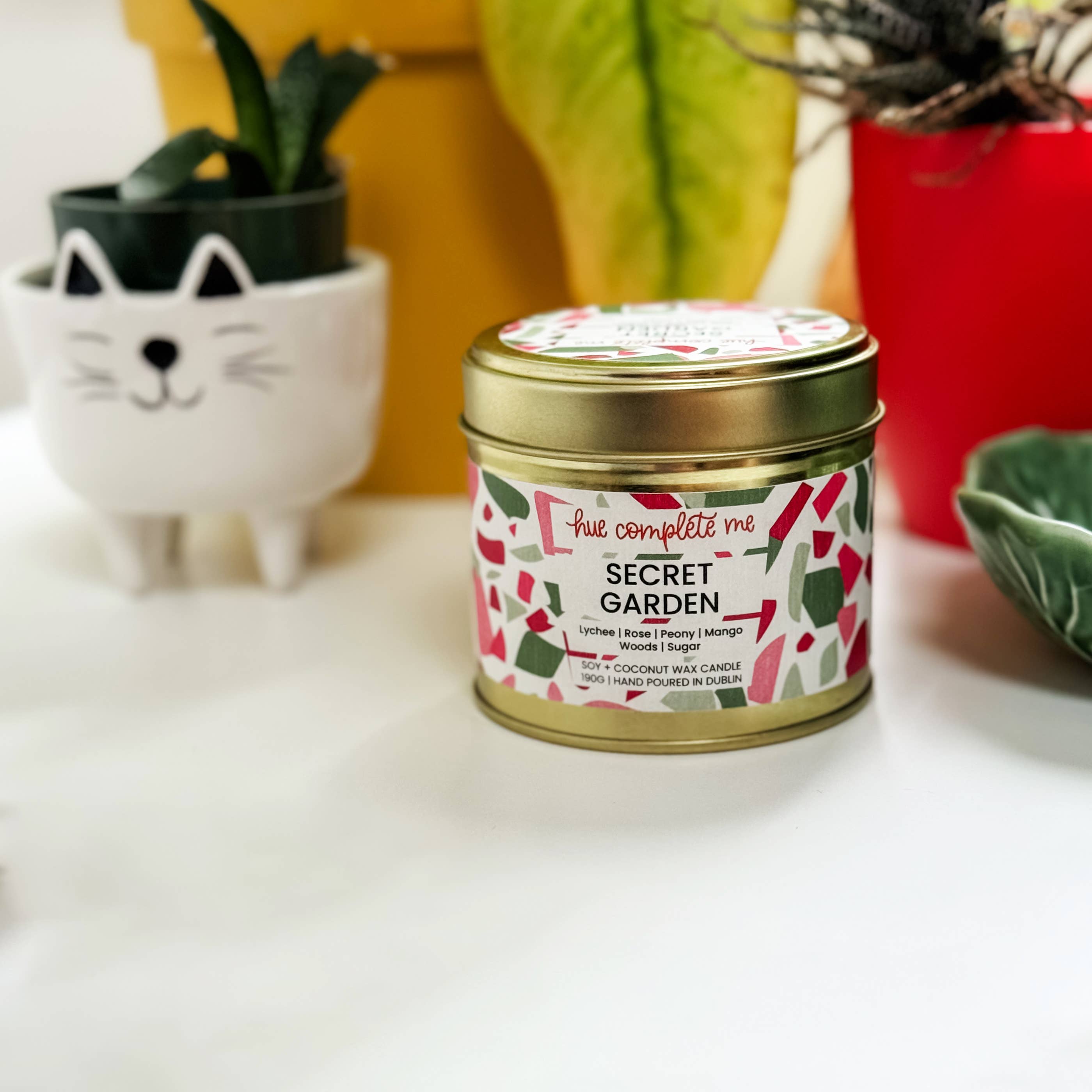 Hue Complete Me – wholesale Reseljus – Doftljus Secret Garden med blomster-, trä-, socker- och fruktnoter1