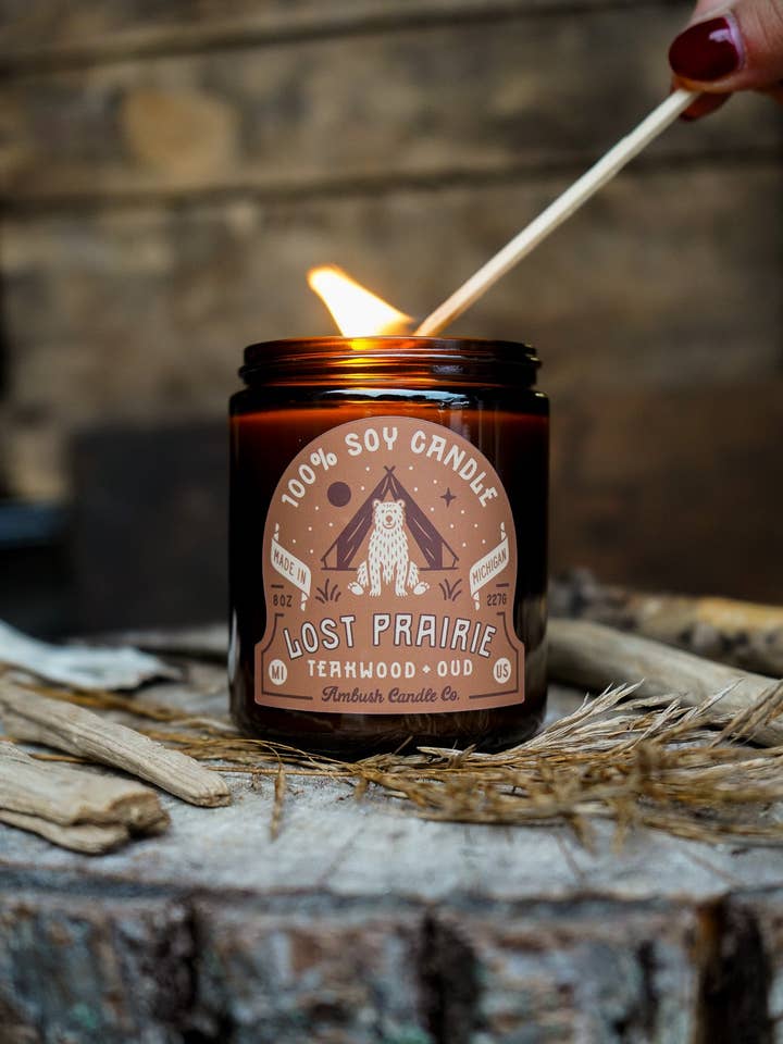 Lost Prairie | Bougie en soja 8oz Teck + Oud pour la vente par Ambush Candle Co.