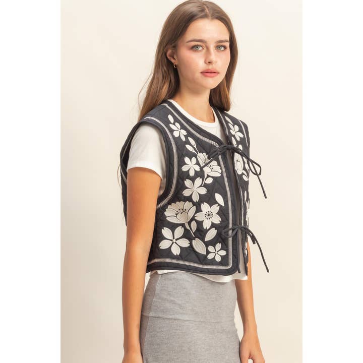 HYFVE - Vente Veste sans manches – femme - Gilet matelassé brodé de fleurs avec lien à nouer devant8