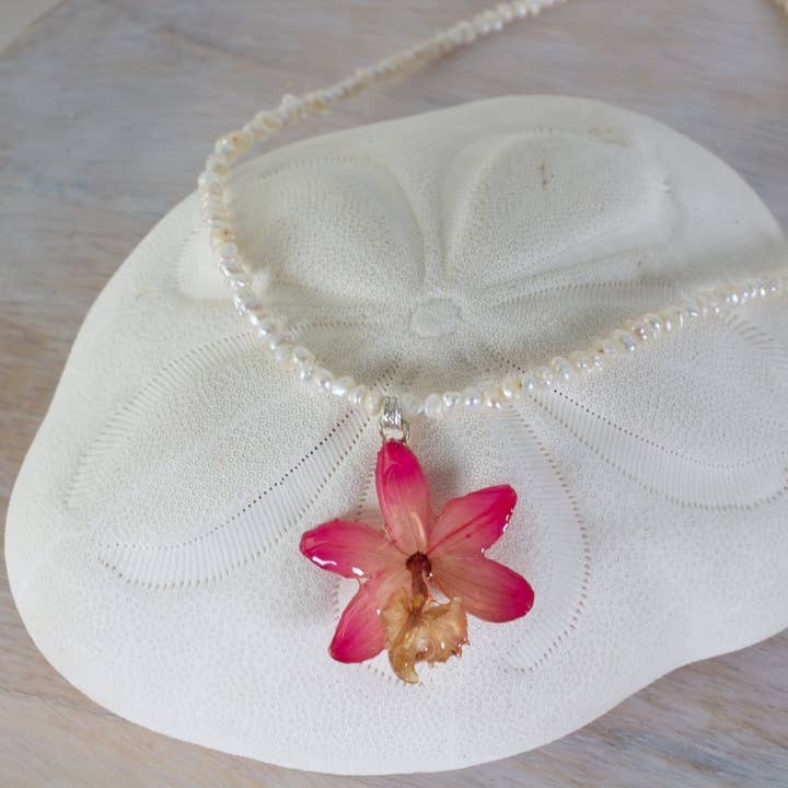 Collier « Nixie » en forme de petite orchidée - Perle pour la vente par Devi & Co