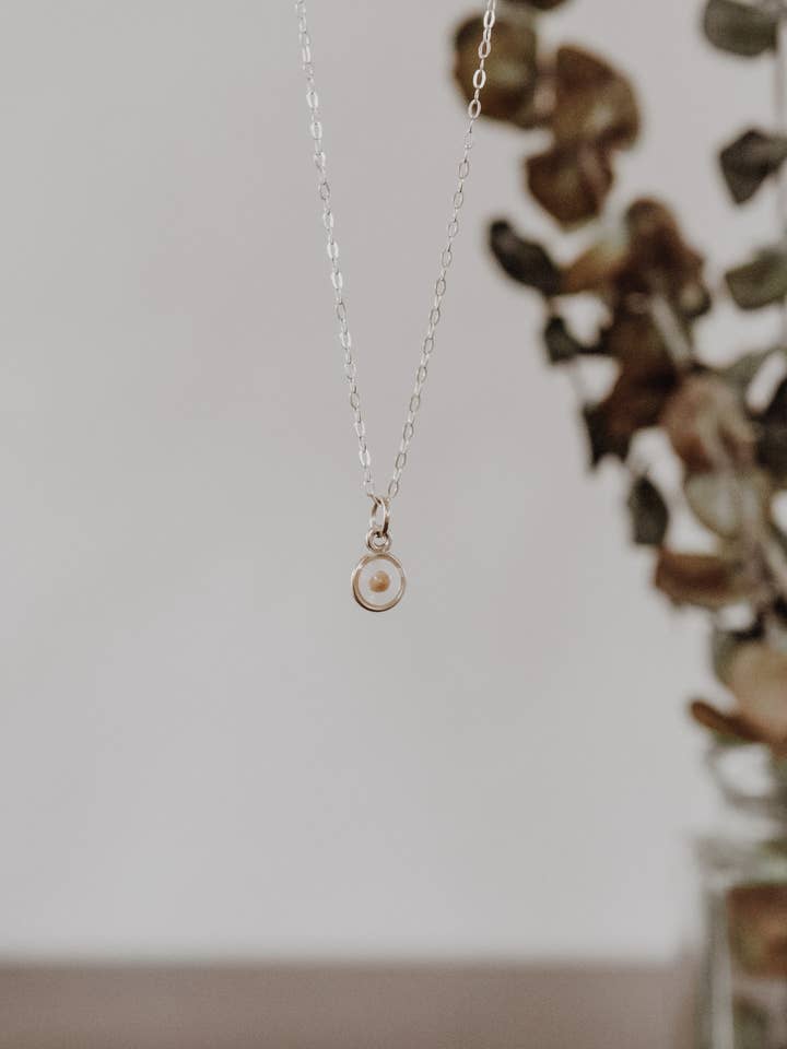 Collier de graines de moutarde pour la vente par Ephemera