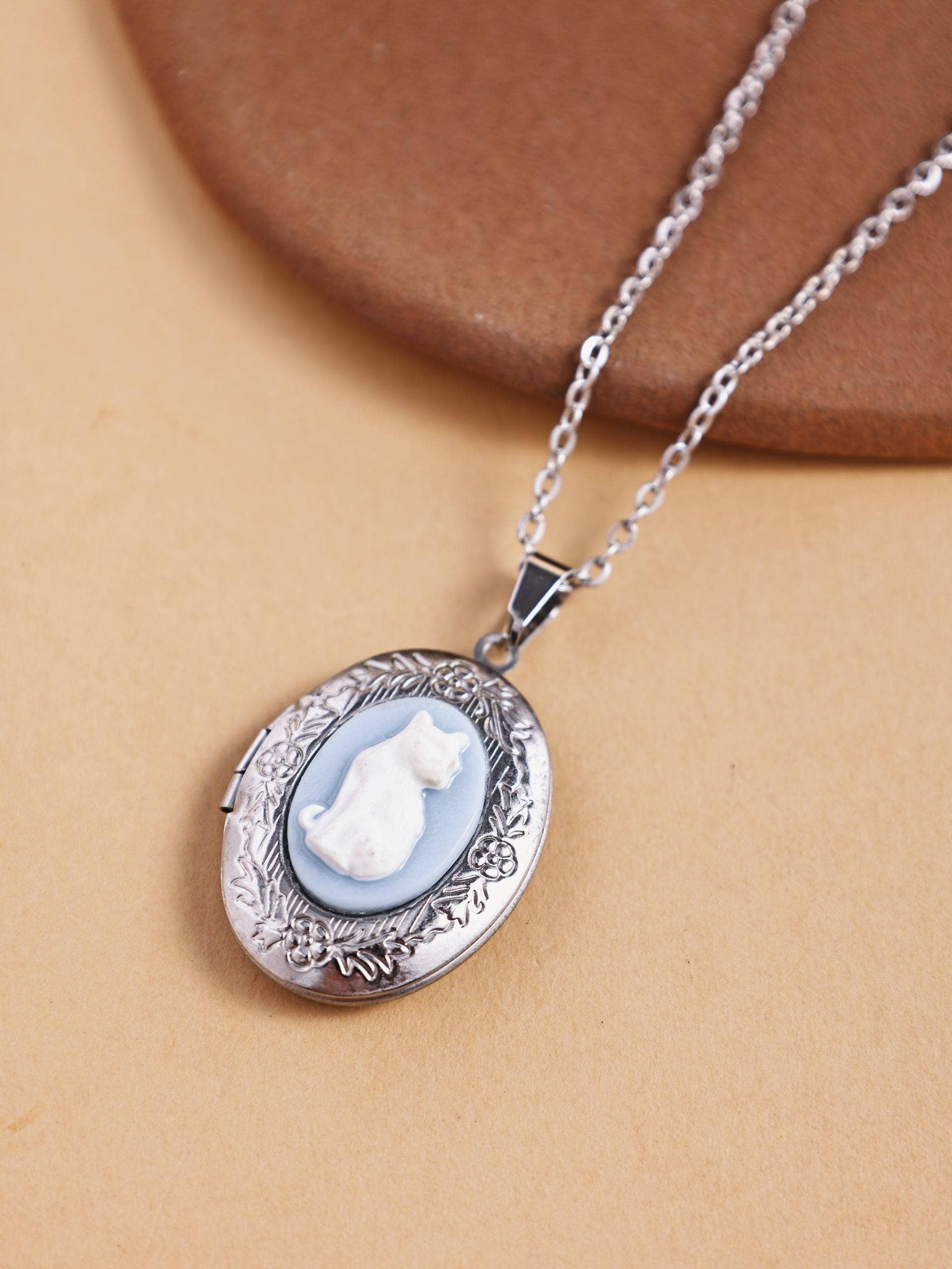 Revelari – wholesale Pendant/charm necklace – Vintage Cat Cameo Oval Pendant Necklace
