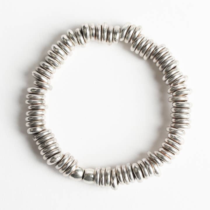 Silverfärgat ovalt pärlat elastiskt armband för wholesale av Potluck Press