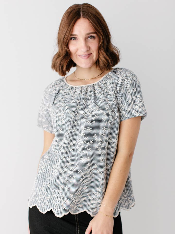 Haut à carreaux vichy fleuri brodé 'Blakely' pour la vente par The Main Street Exchange