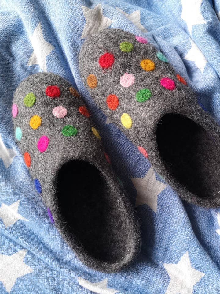 Cool Trade Winds – wholesale Slippers – Women's – Spotty Felt Mule Slippers1